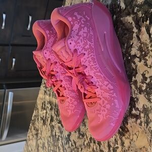NIKE ZION 3 HOT PINK SNEAKERS SIZE US9